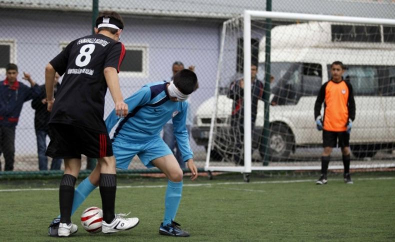 Görme engelliler, görenlerle futbol maçı yaptı