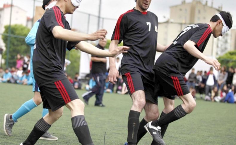 Görme engelliler, gözü bağlı görenlerle futbol oynadı