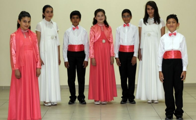 Gülen Yüzler Korosu sahneye çıkıyor