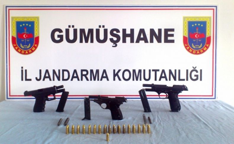 Gümüşhane'de bir evde yapılan aramada 3 adet tabanca ele geçirildi