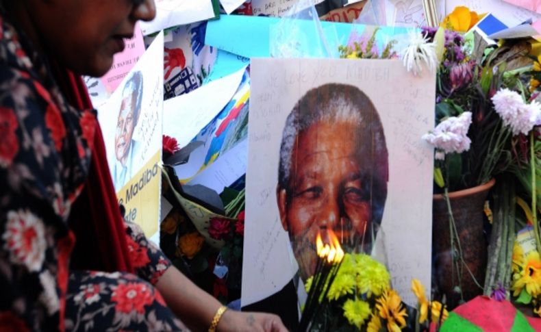 Güney Afrikalılar, Nelson Mandela’ya dua ediyor