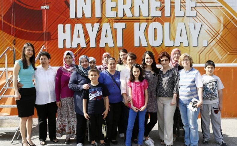 Gupse Özay, 'İnternetle Hayat Kolay' kursiyerlerinin eğitimine katıldı