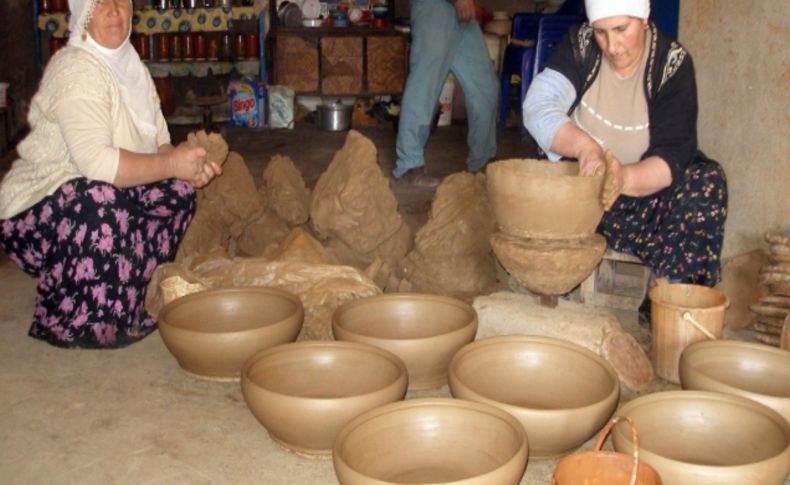 Güroymaklı kadınlar ekmeklerini çamurdan çıkarıyor