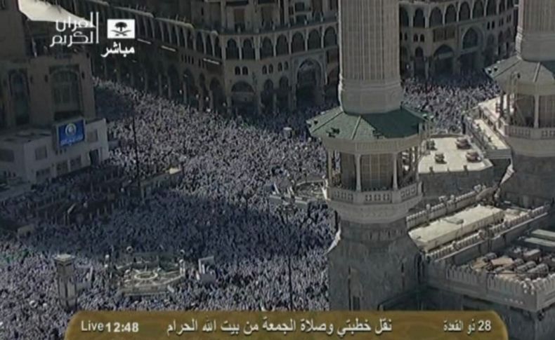 Hacı adayları Cuma namazı için Kabe'ye akın etti