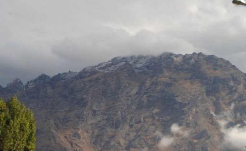 Hakkari dağlarına yılın ilk karı düştü