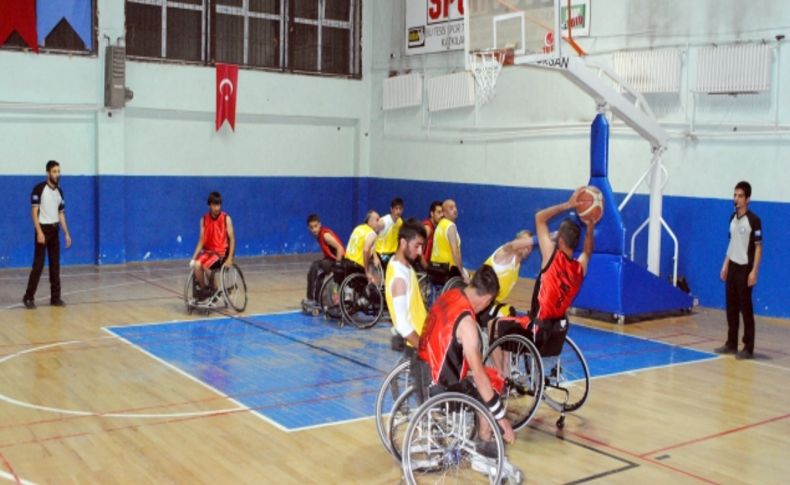 Hakkari'de bedensel engelililer sandalyede basketbol maçı yaptı