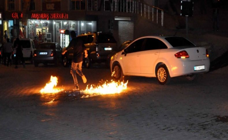 Hakkari'de çıkan olaylarda 2 polis memuru yaralandı