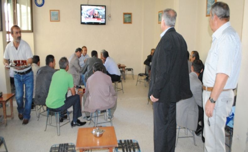 Hakkari'de kahvehanelerde paket açıklaması dikkatle takip edildi