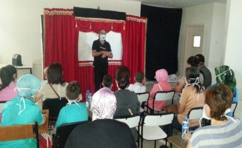 Hastanedeki lösemili çocuklar Hacivat-Karagöz gösterisi ile moral buldu