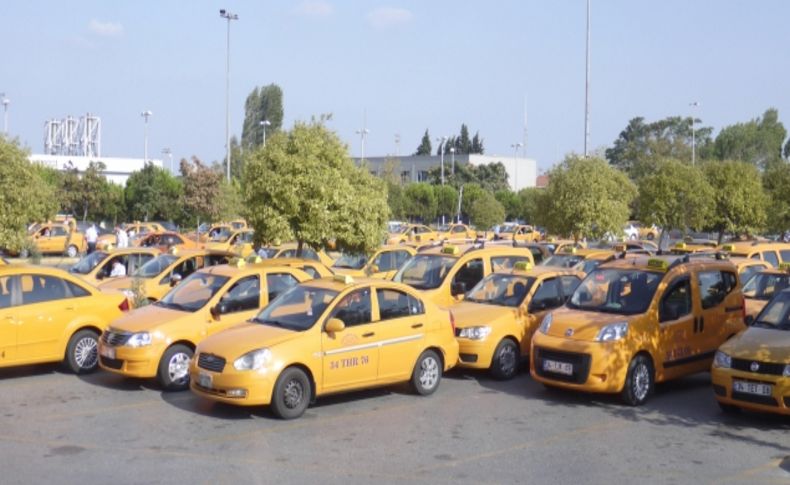 Havalimanı taksicileri Mısır'daki katliamı protesto etti (Özel)