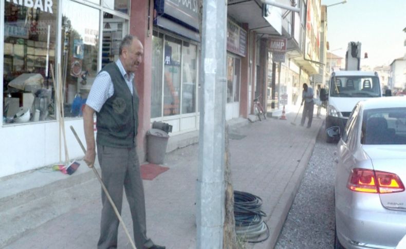 Her sabah kendi işyerinin önünü temizleyen esnaflar ilçe halkına örnek oluyor