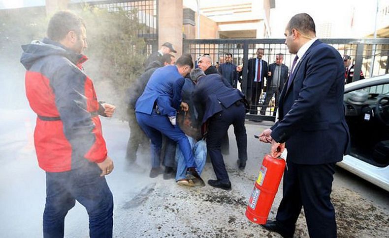 Heykeltıraş kendini yakmak istedi