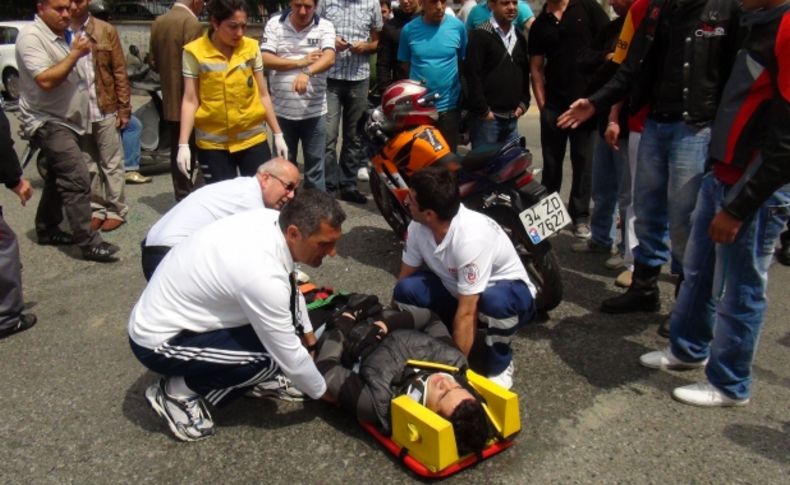 Hız yapan motosiklet sürücüsü hastanelik oldu