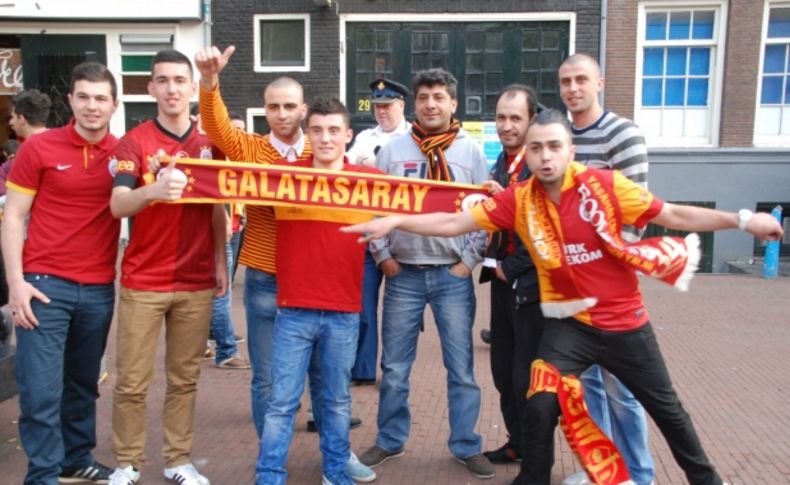 Hollanda'da Galatasaraylı taraftarların coşkusu İstanbul'u aratmadı