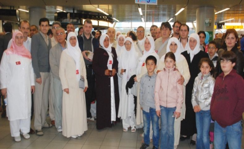 Hollanda'dan ilk hacı adayları yola çıktı