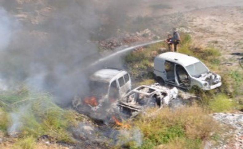 İzmir'İn göbeğinde araçlar alev alev yandı