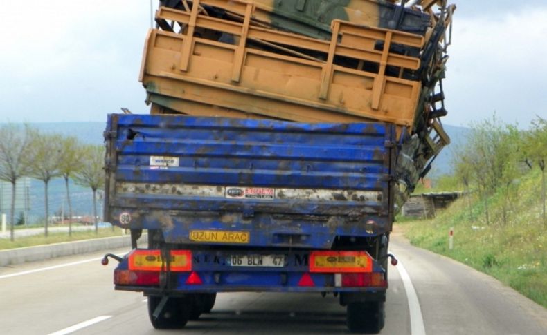 Hurda askeri araçlar taşıyan TIR, tehlike görüntüler oluşturdu