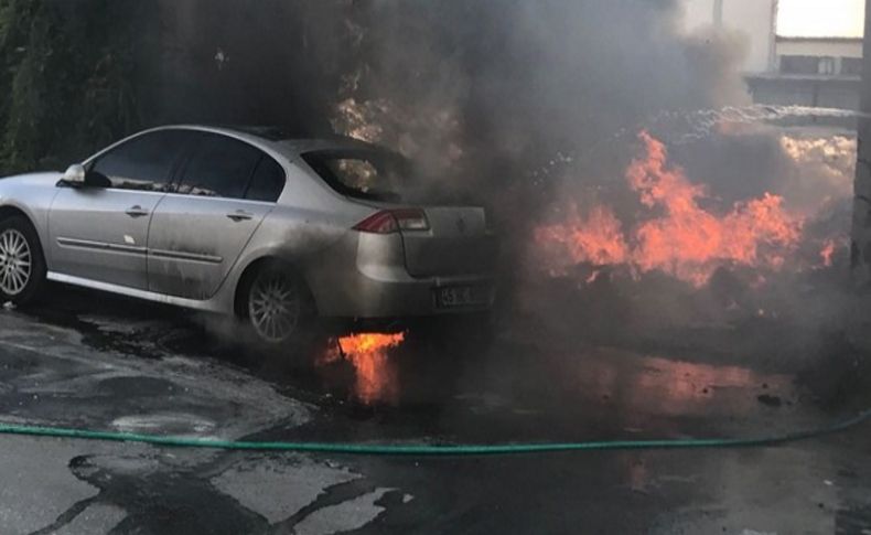 Hurdalıktaki yangın otomobili kül etti