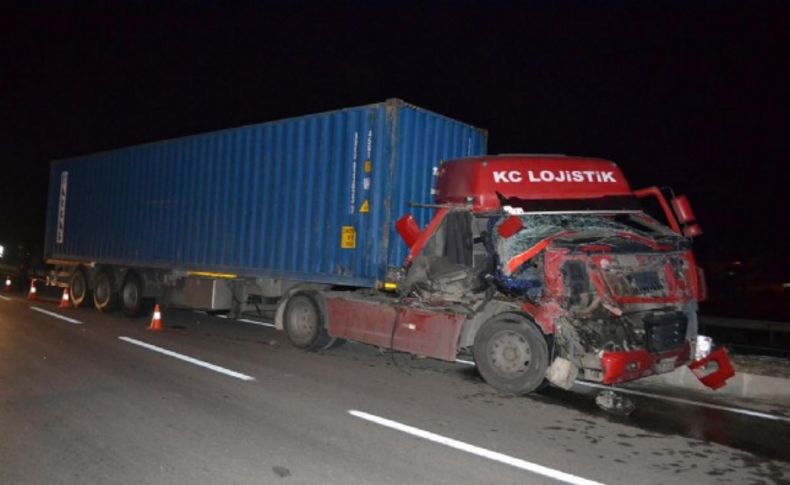 Hurdaya dönen TIR'dan yara almadan çıktı