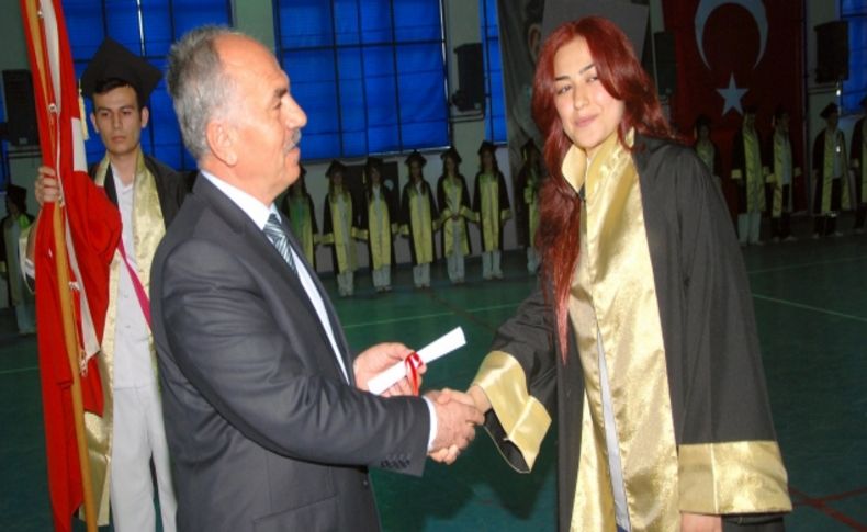 Hüseyin Cahit Korkmaz Anadolu Sağlık Meslek Lisesi'nde mezuniyet coşkusu