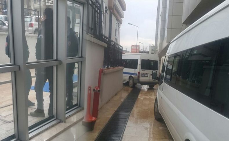 Karabağlar'da polis ablukası: Belediye işçiye set çekti