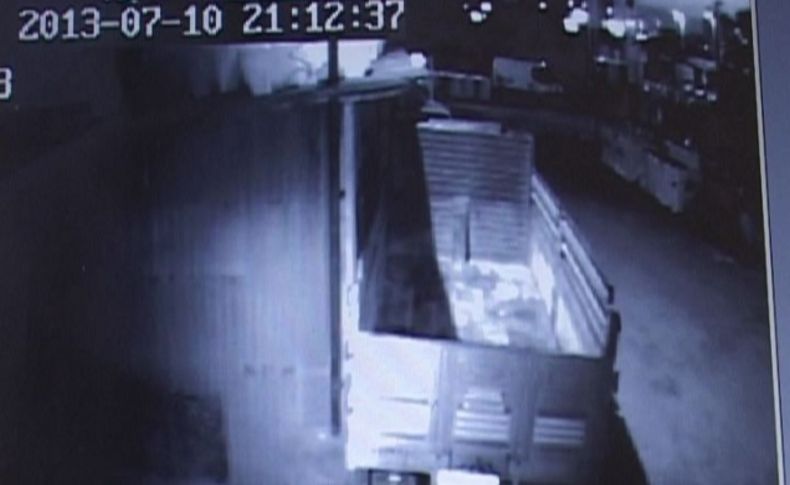 İftar vakti 10 bin liralık kereste çalanlar kameraya yakalandı