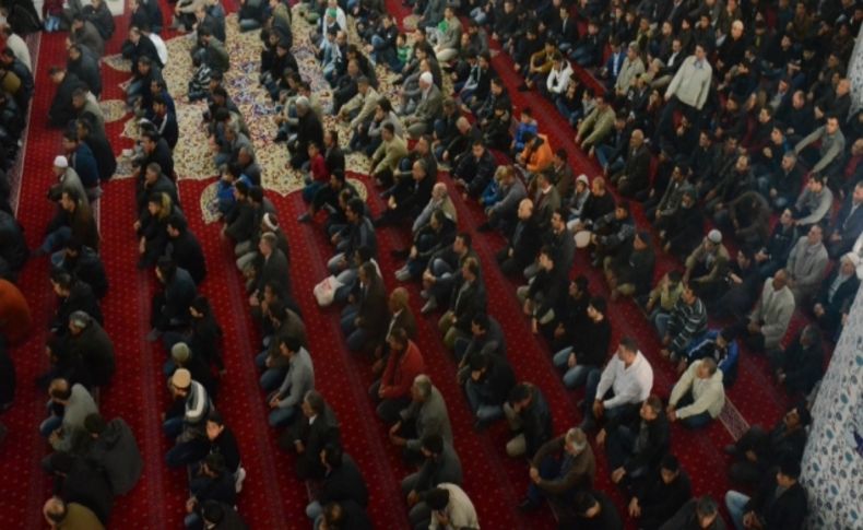 Iğdır'da bayram namazına gelenler, Mısır ve Suriye için dua etti