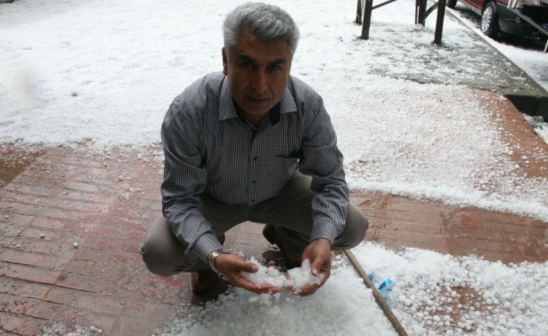 Iğdır'da ceviz büyüklüğünde dolu yağdı