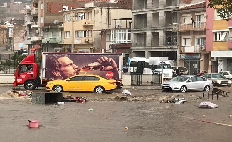 İki ilçeyi sağanak vurdu