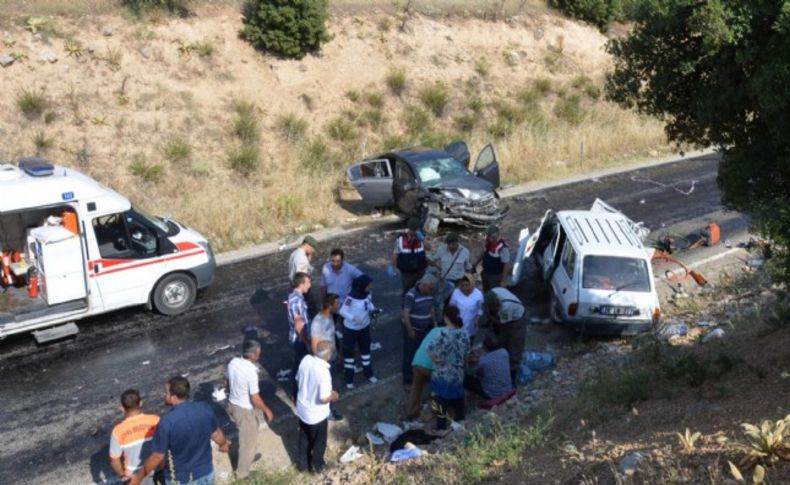 İki otomobil kafa kafaya çarpıştı: 3 ölü, 6 yaralı