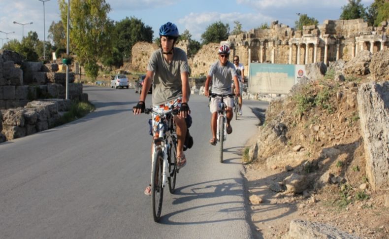 İki adliye memuru arkadaş, pedal çevirerek tarihi ören yerlerini geziyor