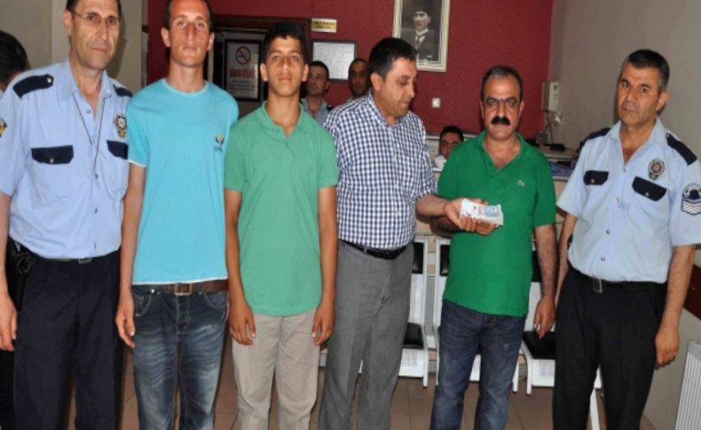 İki liseli yolda buldukları 10 bin lirayı polise teslim etti