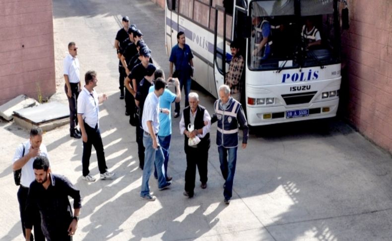İki polisin de yaralandığı çatışmada gözaltına alınan 33 kişi adliyeye çıkarıldı