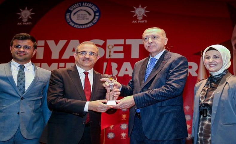 İl Başkanı Sürekli ödülü Erdoğan'ın elinden aldı! Bu gurur AK Parti İzmir'in