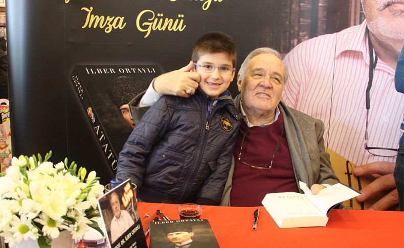 İlber Hoca, İzmir'de okurlarıyla buluştu