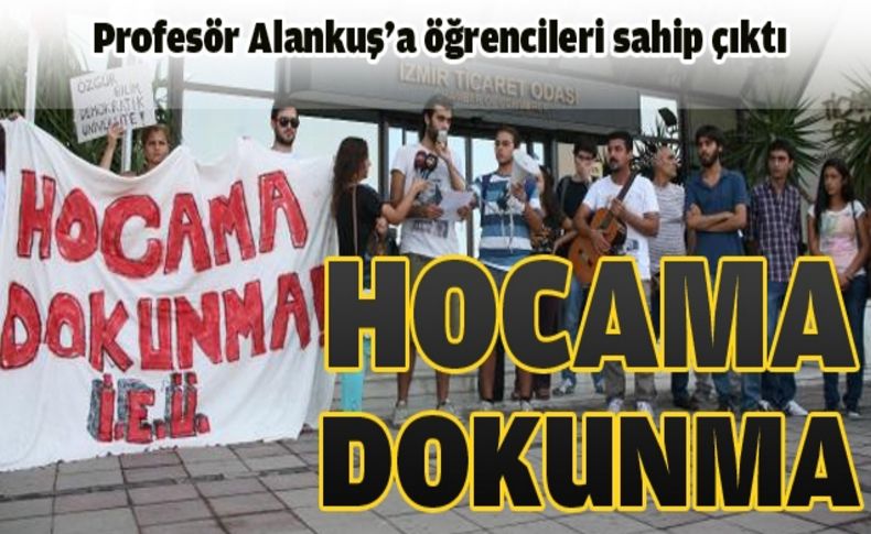 İletişim Fakültesi öğrencilerinden “Hocama Dokunma“ eylemi