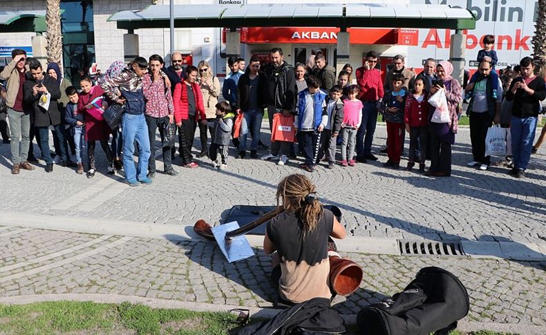 İlginç çalgısıyla İzmirlilerin ilgi odağı oldu