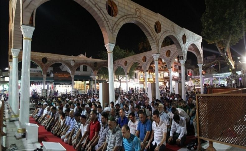 İlk teravihte Eyüp Sultan Camii doldu taştı