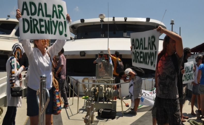 İmarı protesto etmek için Sivriada'ya gittiler