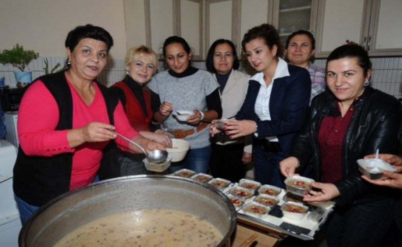 İmece usulüyle aşure karıp dağıttılar