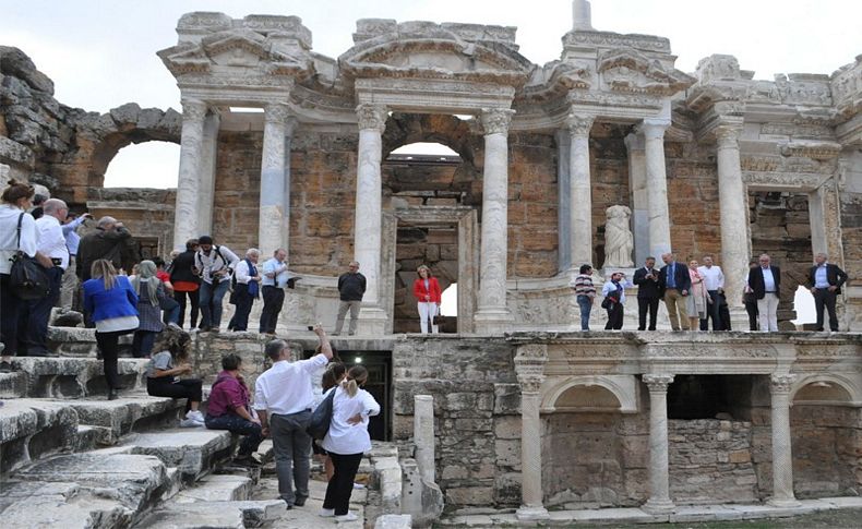 İngiltere Büyükelçisi 'İzmir Marşı' okudu