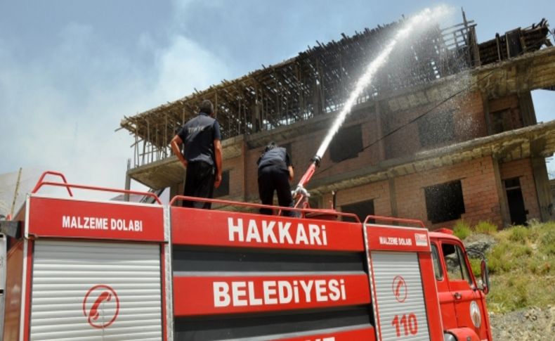 İnşaat halindeki binada yangın çıktı