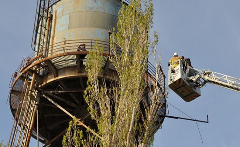 İzmir'de işten atılan faytoncu su deposuna çıktı