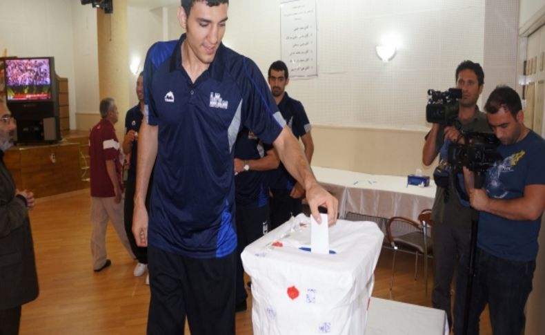 İranlı basketbolcular Türkiye’de oy kullandı