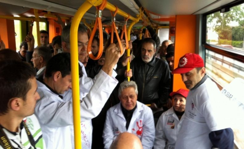 İş bırakan doktorlar, kanlı önlüklerle metroya binip şiddete dikkat çekti