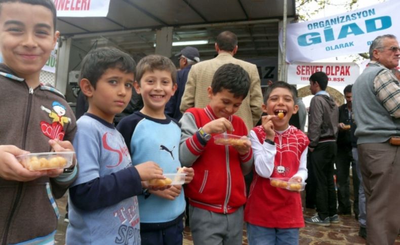 İşadamları ‘Kutlu Doğum’ lokması dağıttı