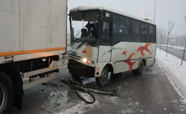 İşçi servisi buzlanan yolda kamyona çarptı: 7 yaralı (Özel)