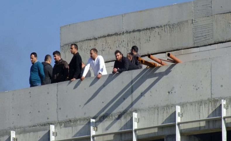 İzmir'de paralarını alamayan TOKİ işçileri çatıya çıktı