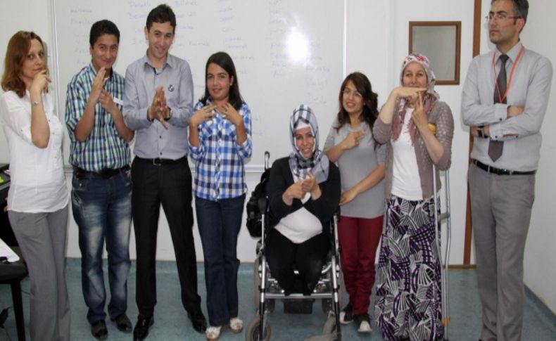 İşitme engellilerle iletişim kurabilmek için işaret dili öğreniyorlar