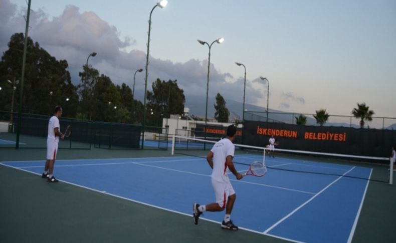 İskenderun'da Senior Tenis Turnuvası heyecanı yaşanıyor